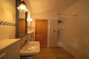 Een haardroger, handdoeken, zeep, toiletpapier