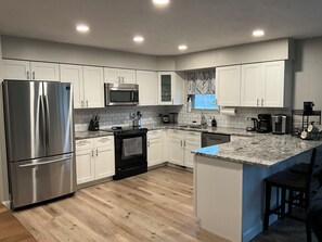 Kjøleskap, mikrobølgeovn, ovn og kokeplater