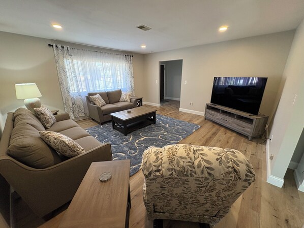 Una Smart TV, una chimenea