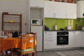 雪櫃、微波爐、焗爐、爐具