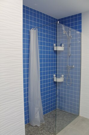 Ducha, secador de pelo, toallas y jabón