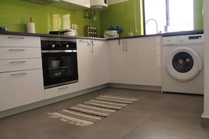 雪櫃、微波爐、焗爐、爐具