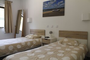 Tabla de planchar con plancha, wifi gratis, ropa de cama