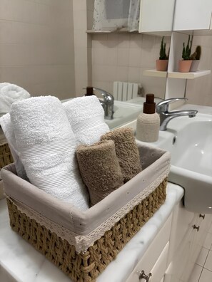 Bidet, serviettes fournies, savon, papier de toilette