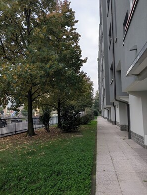 المنطقة المحيطة بالمنشأة