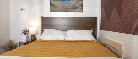 Skrivebord, strykejern/-brett, reiseseng for barn og wi-fi