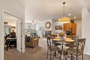 Dining - Cozy 2-bedroom condo in North Scottsdale with AC, two pools, spas, fitness room (Phoenix)