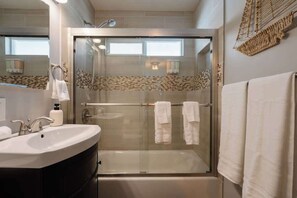 Shower, hair dryer, towels - Bay Park Duplex Oasis w/ HotTub & Stunning Views! (San Diego)