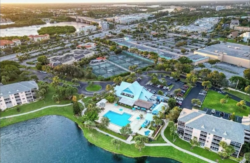 The Seaside Sanctuary - Walk To The Beach and Pool