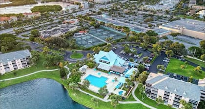 The Seaside Sanctuary - Walk To The Beach and Pool