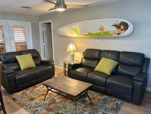 Smart TV, fireplace, books - Private Resort - 1/2 mile to Beach - Tranquil 2 Bedroom in Jamaica Beach (Jamaica Beach)