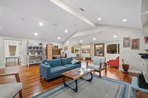 Living area - Downtown Dunedin Escape – Shops, Trails & Beer (Dunedin)