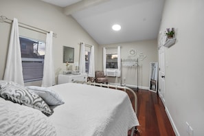 2 bedrooms, Internet, bed sheets - Downtown Dunedin Escape – Shops, Trails & Beer (Dunedin)