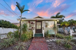 Exterior - Downtown Dunedin Escape – Shops, Trails & Beer (Dunedin)