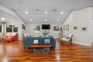 Living area - Downtown Dunedin Escape – Shops, Trails & Beer (Dunedin)
