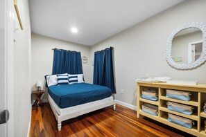 2 bedrooms, Internet, bed sheets - Downtown Dunedin Escape – Shops, Trails & Beer (Dunedin)