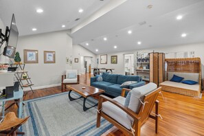 Living area - Downtown Dunedin Escape – Shops, Trails & Beer (Dunedin)