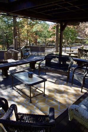 Terrace/patio - Decked-out- Charming 2 Bedroom home close to Indian Creek Marina and Beaver Lake (Garfield)