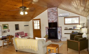Living area - Decked-out- Charming 2 Bedroom home close to Indian Creek Marina and Beaver Lake (Garfield)