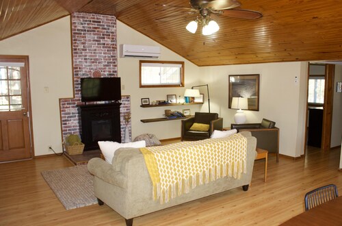 Decked-out- Charming 2 Bedroom home close to Indian Creek Marina and Beaver Lake