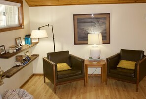 Interior - Decked-out- Charming 2 Bedroom home close to Indian Creek Marina and Beaver Lake (Garfield)