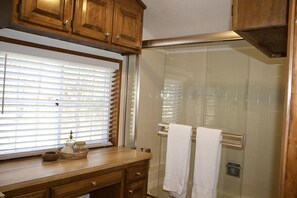 Secadora de cabello, toallas, jabón, papel de baño 