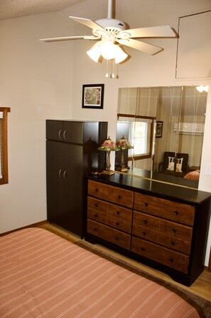 2 bedrooms, iron/ironing board, bed sheets - Decked-out- Charming 2 Bedroom home close to Indian Creek Marina and Beaver Lake (Garfield)