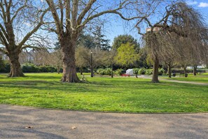 Property grounds - Bright 1BDR Apartment with Park Views in Leyton (Greater London)