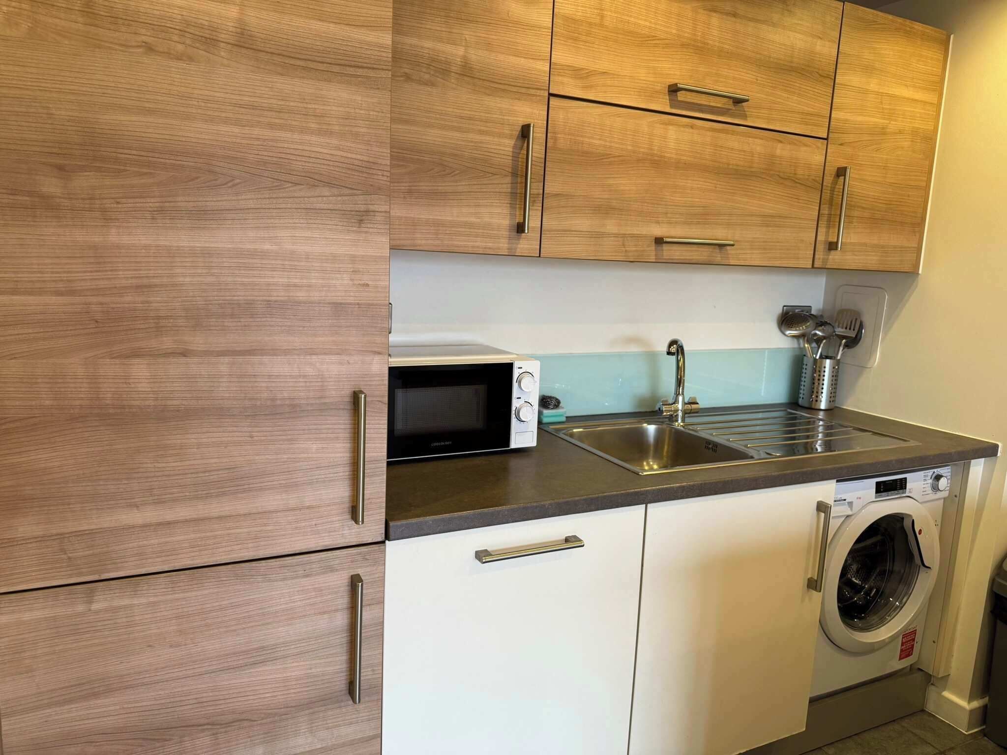 Réfrigérateur, four à micro-ondes, un four, surface de cuisson