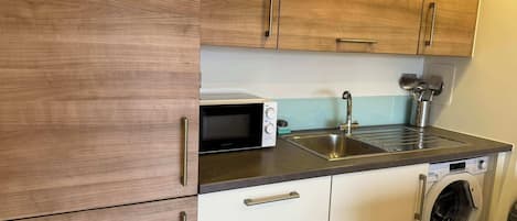 Réfrigérateur, four à micro-ondes, un four, surface de cuisson