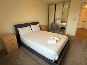 Iron/ironing board, Internet, bed sheets - Bright 1BDR Apartment with Park Views in Leyton (Greater London)