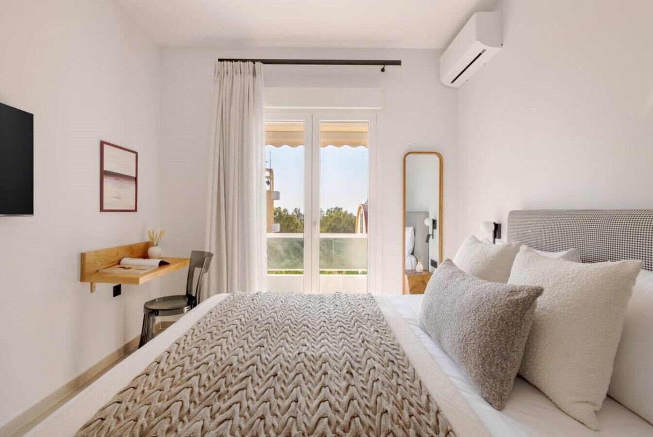 Een bureau, een strijkplank/strijkijzer, wifi, beddengoed