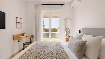 Een bureau, een strijkplank/strijkijzer, wifi, beddengoed