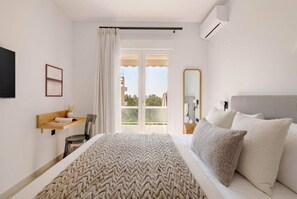 Een bureau, een strijkplank/strijkijzer, wifi, beddengoed