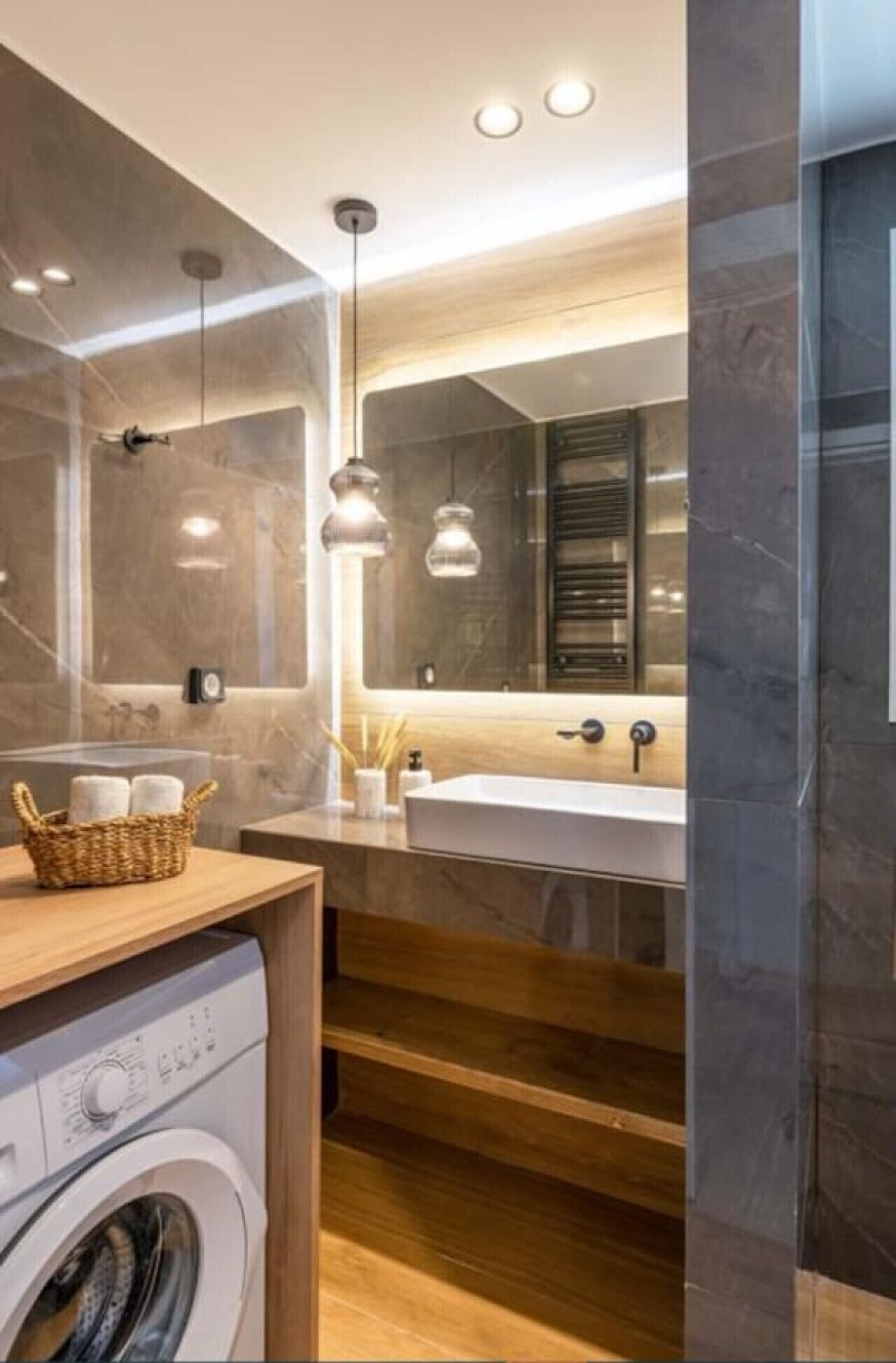 Een douche, een haardroger, handdoeken, zeep