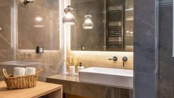 Een douche, een haardroger, handdoeken, zeep