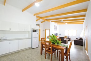 Duplex, 2 Bedrooms, Garden View | Ruang tamu | TV skrin rata 