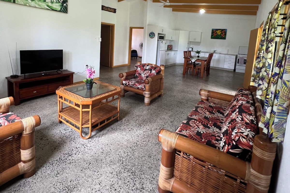 Classic Duplex, 2 Bedrooms, Garden View | Living area