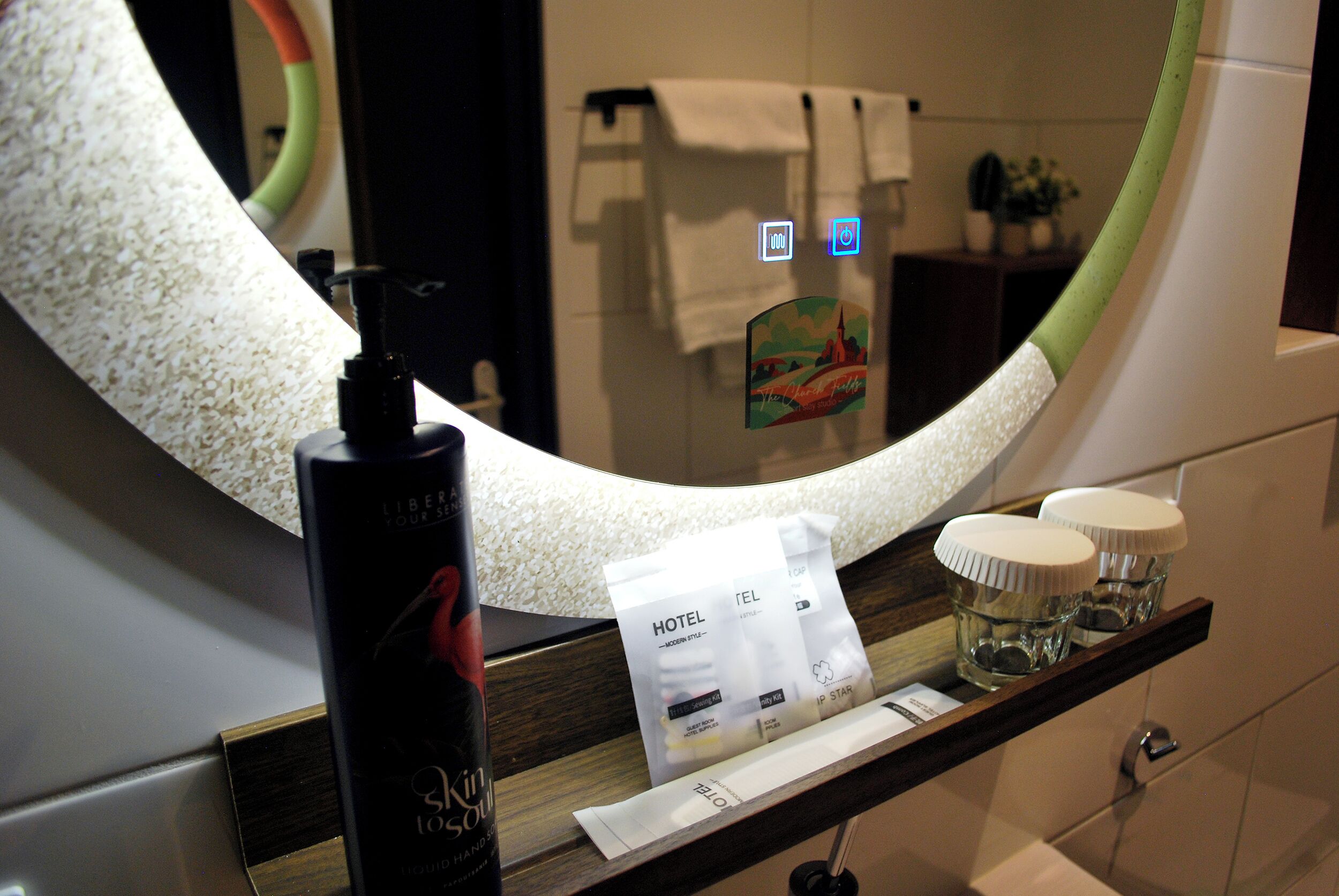 Douche, articles de toilette écologiques, sèche-cheveux