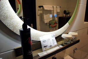 Douche, articles de toilette écologiques, sèche-cheveux