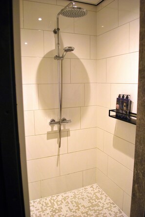 Dusche, umweltfreundliche Kosmetikartikel, Haartrockner, Handtücher