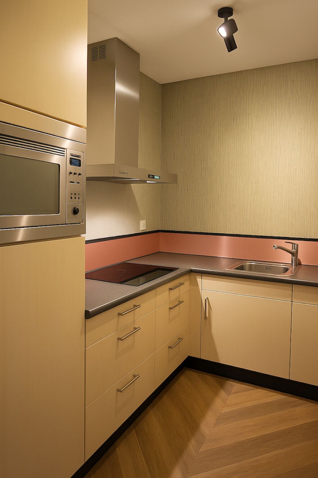 Geladeira, micro-ondas, cooktop, lava-louças