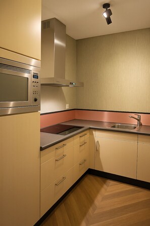 Geladeira, micro-ondas, cooktop, lava-louças