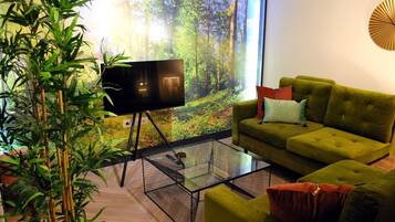 Una Smart TV, libros, un reproductor estéreo