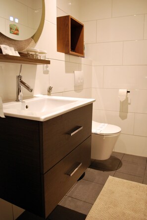Dusche, umweltfreundliche Kosmetikartikel, Haartrockner, Handtücher