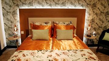 1 dormitorio, caja fuerte, escritorio y tabla de planchar con plancha