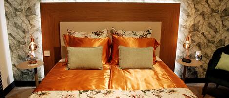 1 dormitorio, caja fuerte, escritorio y tabla de planchar con plancha