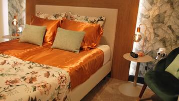 1 dormitorio, caja fuerte, escritorio y tabla de planchar con plancha