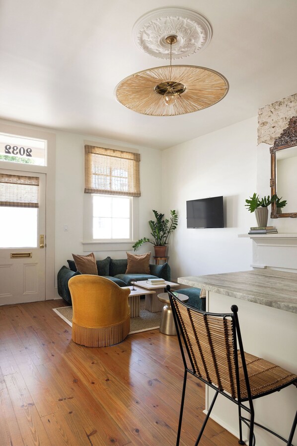 TV - Porch Life and Local Nola Magic in a Newly Renovated Space! (New Orleans)