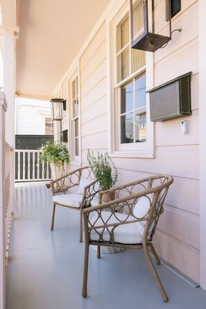 Terrace/patio - Porch Life and Local Nola Magic in a Newly Renovated Space! (New Orleans)
